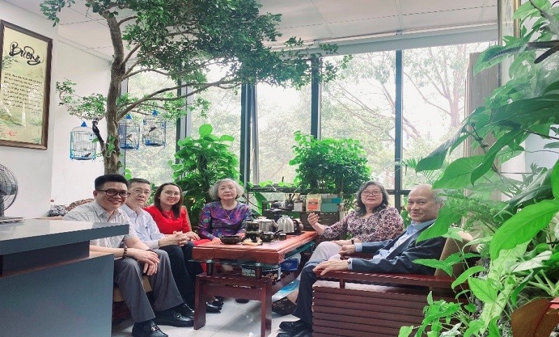 Đại diện Ban Lãnh đạo Viện IBLA và Nguyen Do Layers trao đổi cởi mở, thân hữu và chụp ảnh lưu niệm tại trụ sở Viện IBLA tại TP.HCM